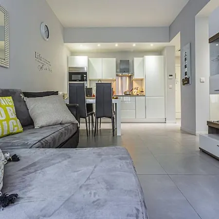 Dante 10 - Cosy Close Sea Nice