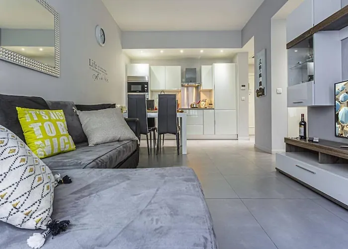 Dante 10 - Cosy Close Sea Nice